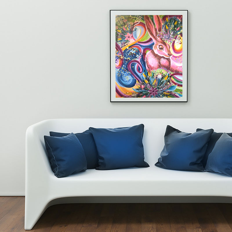 Christiane Wilke, Rosa Hase inmitten von Frühlingblumen, dynamischen Bewegungen und bunter Kraft, Acryl auf Leinwand, 80 x 80 cm